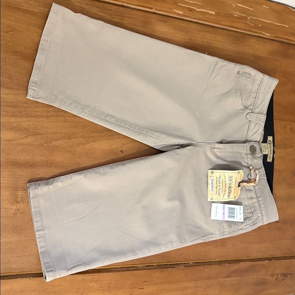 Democracy NWT AbSolution Beige Bermuda Shorts Size 6 - Picture 2 of 11